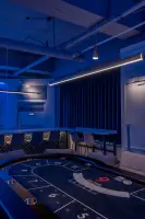 인더스트리얼 감성의 블루톤 홀덤펍 인테리어